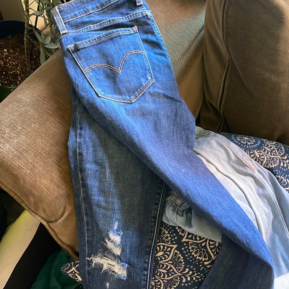 Levi jeans size 26! Very cute just don’t fit anymore
